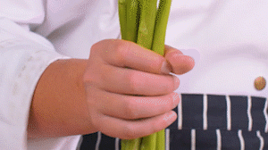 蘆筍刨去老筋，斜切小段。