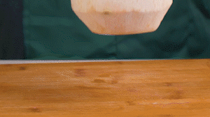 椰子切開頂部，把椰子水倒出，再把椰肉切片。