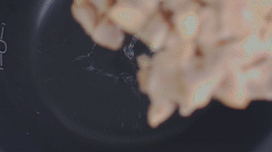 把雞、火腿、椰子水、椰肉、姜、紅棗放入電飯鍋，按下煲湯功能。