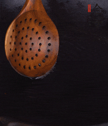 鍋中多倒些花生油，油溫達80度時，下芋頭丁炸 40 秒，直到表皮金黃，撈出待用。