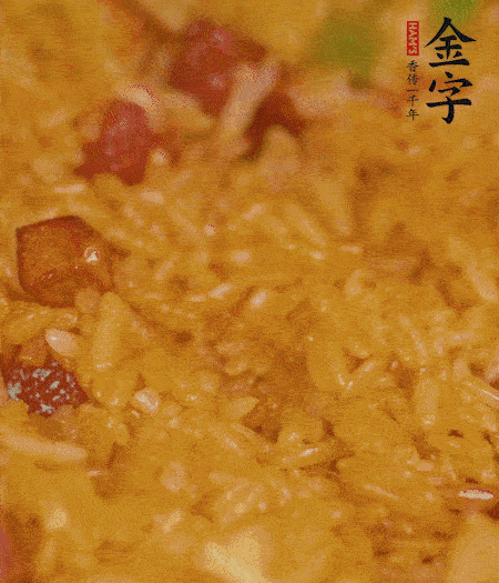 放一撮鹽、生抽少許，倒入炸好的芋頭。最后撒蔥花、蒜末翻炒均勻。