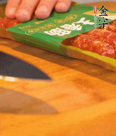 洋蔥切丁，金字土香腸切片。