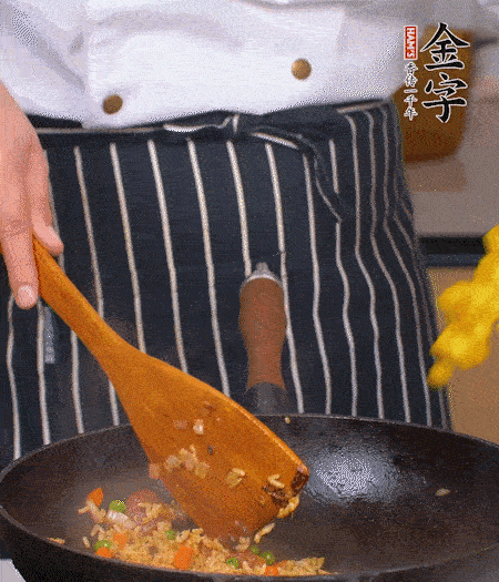 加咖喱塊、少許鹽、白糖調(diào)味，炒至咖喱塊融化后，倒米飯，翻炒至每粒米飯都包裹上咖喱，再放黃椒、青椒粒，出鍋前加菠蘿粒和小蔥翻拌均勻。