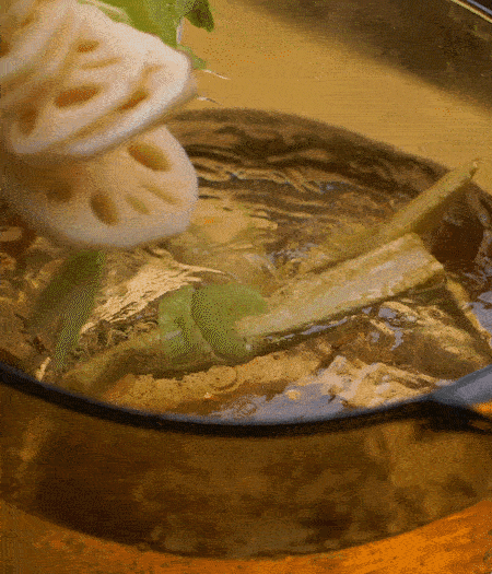 把玉米筍（對(duì)半切開）、西芹（切斜片）、蓮藕（切片），放入開水鍋內(nèi)，加點(diǎn)少許鹽、油，汆燙2分鐘。