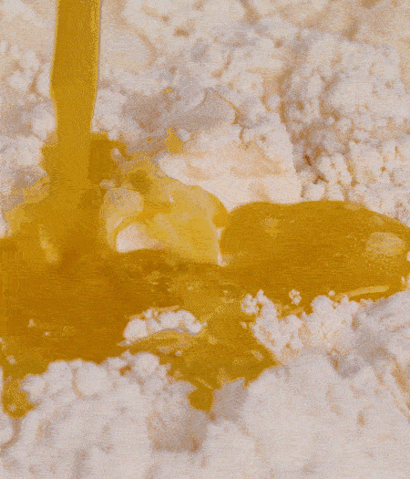 加融化的30g黃油（要不熱再倒）、黃椒、紅椒、白洋蔥、土豆、大蔥、香腸繼續(xù)攪拌均勻。