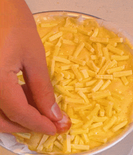 撒上馬蘇里拉芝士，用香腸片裝飾表面，180攝氏度烤箱烤20-25分鐘。