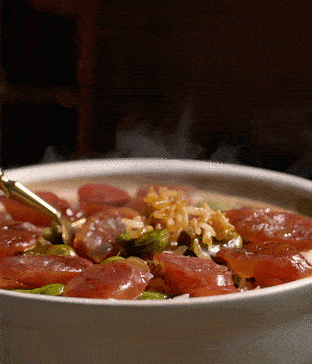 用生抽、白糖、蠔油、芝麻油調(diào)個汁，淋汁、攪拌、開吃。