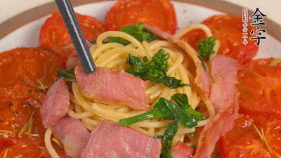 加菜花翻炒1分鐘后加意面，翻炒1分鐘后用少許鹽、黑胡椒調味即可。