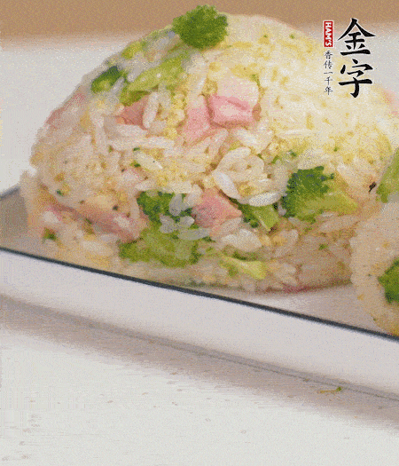 拌好的飯攥成飯團(tuán)。