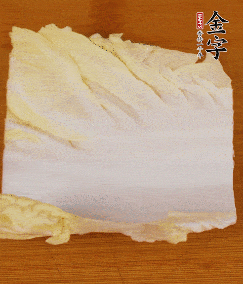 一片白菜一片淡火腿交替疊起，疊個(gè)兩三層放進(jìn)鍋內(nèi)，直到塞滿鍋。