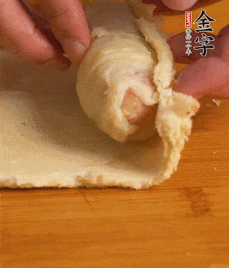 吐司卷起香腸，吐司尾端涂抹少許全蛋液，卷好的吐司表面蘸上蛋液，在裹上一層面包糠，送入預熱好的烤箱中。