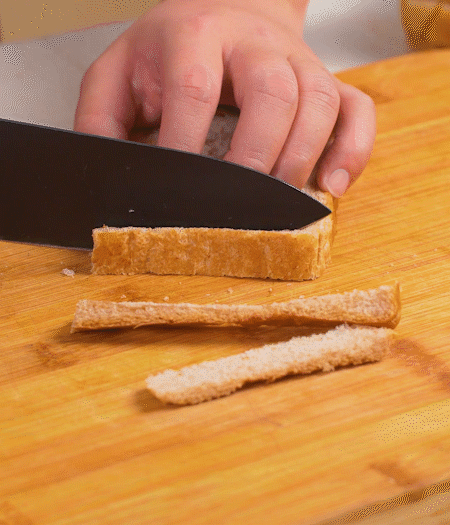 取1片黑麥吐司片，去掉邊邊，涂上一層蛋黃醬。