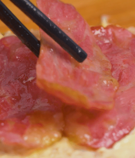 放上火腿、芝士片、生菜，再放一片土司。