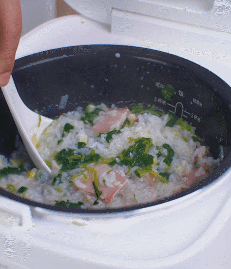 煮好時(shí)加白胡椒適當(dāng)調(diào)味。