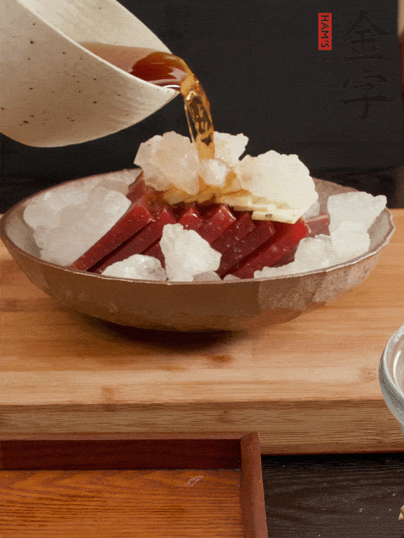 加姜片、冰糖、黃酒、水，蒸60分鐘，將火腿的咸逼出來(lái)。