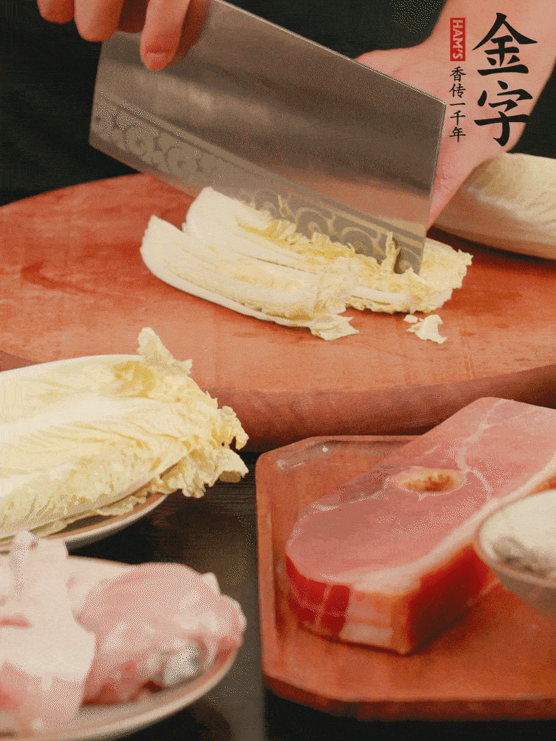 白菜去掉頭尾，對半豎切，再均勻切4刀。