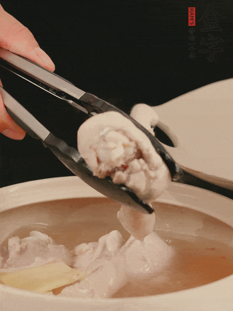 雞腿放入砂鍋，加姜片、料酒、清水，中火燉煮20分鐘撈出。