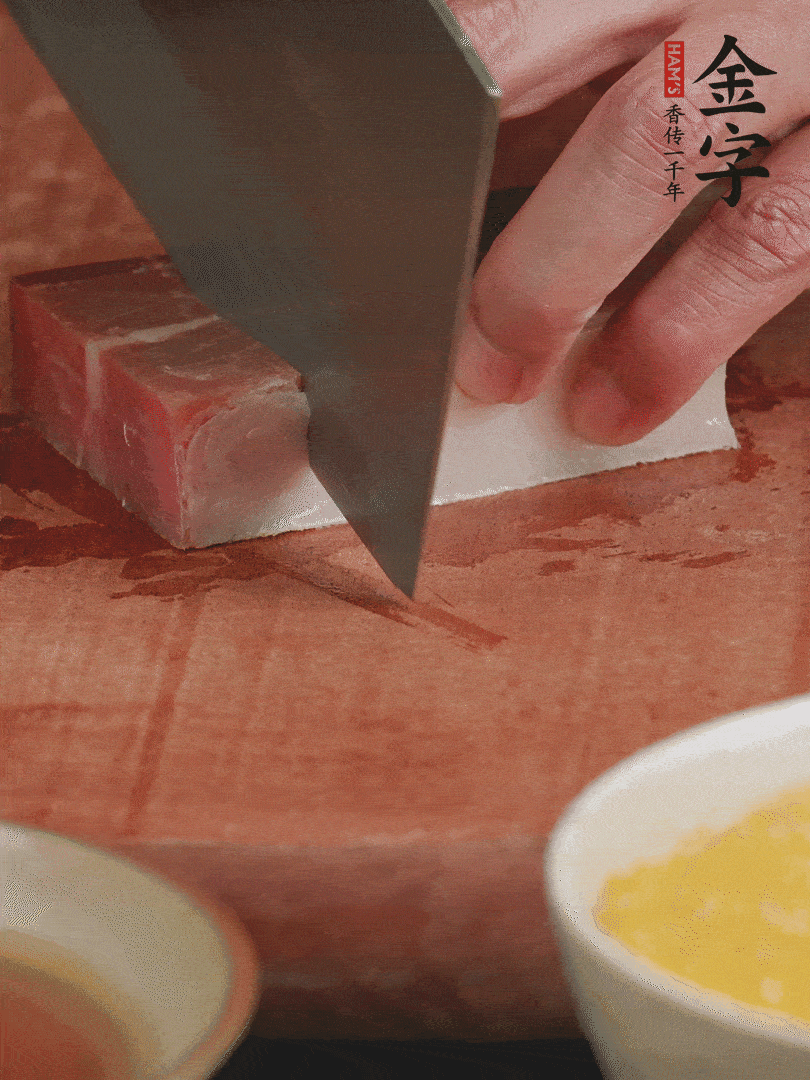 金字火腿去皮，切成大塊。