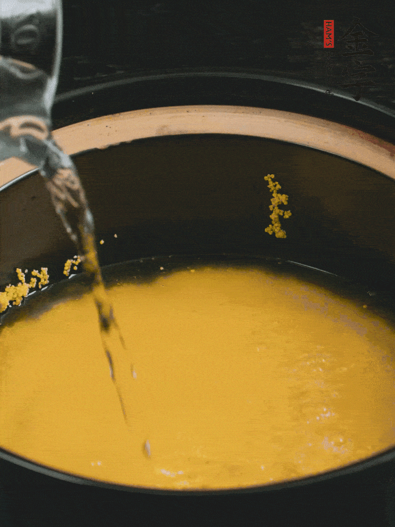 小米洗凈后，加水小火煲1個(gè)小時(shí)。