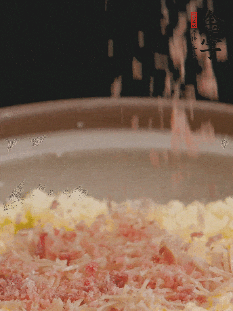 加雞湯沒過，放干貝絲、火腿末、小海參。