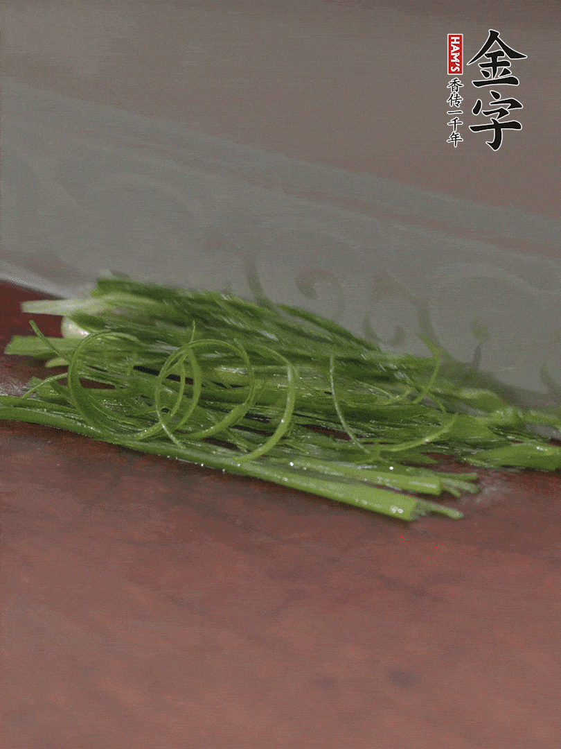 生姜切薄片，紅椒切細(xì)絲，小蔥蔥綠切細(xì)絲，泡入冰水中保持新鮮。