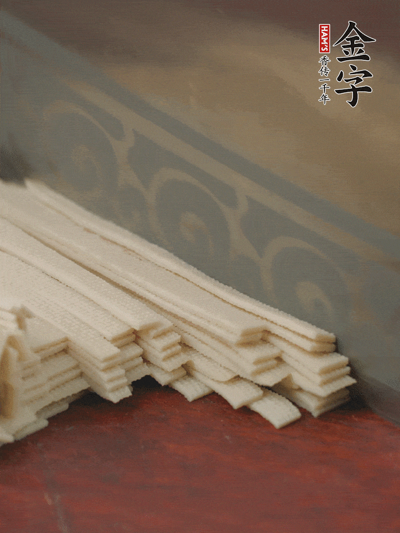 燉火腿期間，千張切細(xì)絲，白蘿卜去皮切細(xì)絲，蒜葉切細(xì)丁。