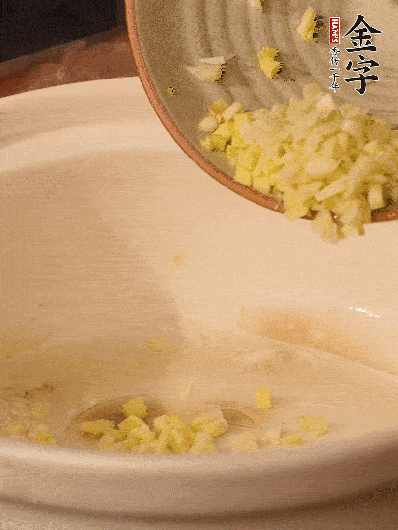 熱油下鍋，姜爆香。下冬瓜略微翻炒。