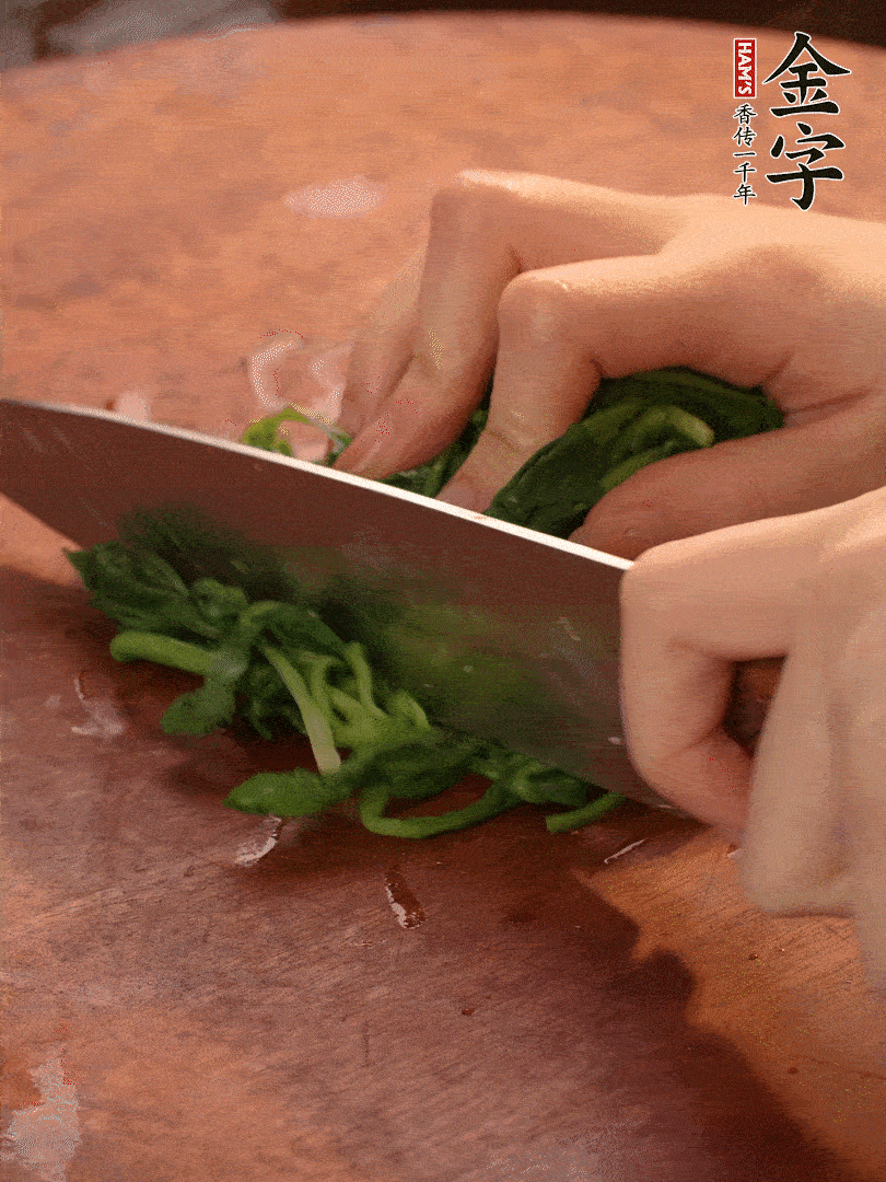 晾涼拽干水份，切碎備用。