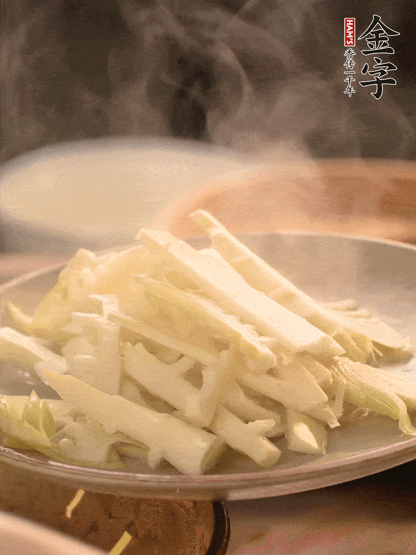 春筍切薄片，焯水去除澀味。