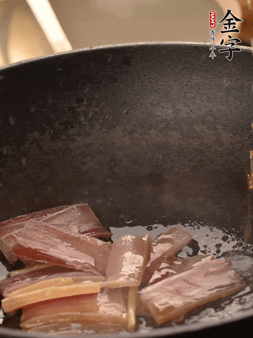 再下春筍繼續(xù)翻炒。