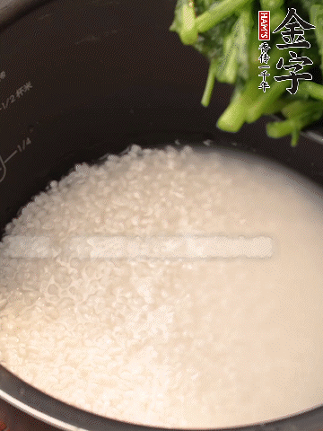 茼蒿、香腸放入浸泡好的大米，水沒過大米半指煮熟。