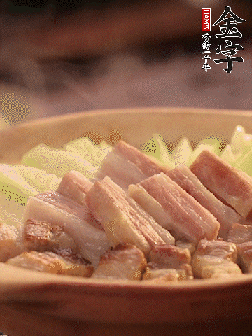 金字淡咸肉切條，焯水備用。