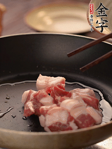 五花肉切條，煎到兩面金黃。
