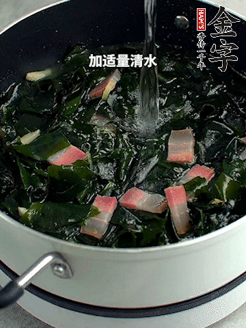 放入泡發(fā)好的裙帶菜翻炒一下，加適量清水燉煮。