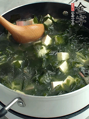 煮到沸騰后，再放入豆腐蓋蓋子煮3分鐘。