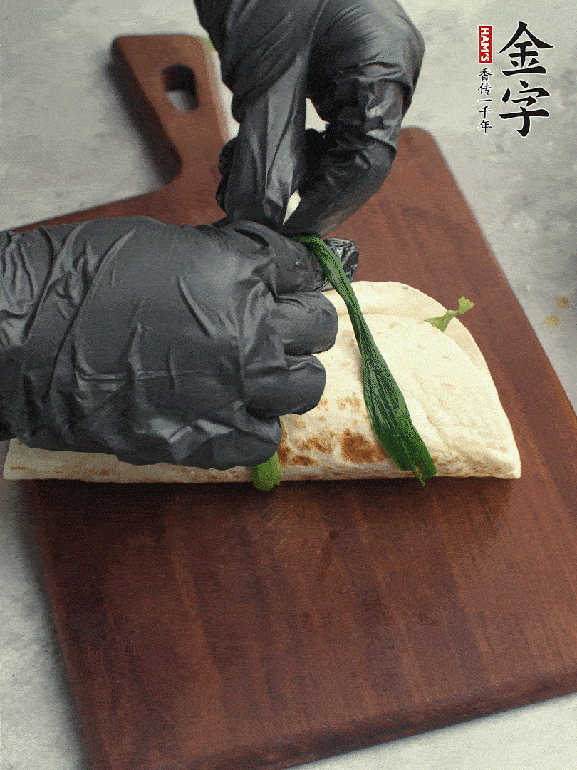 用焯過水的小蔥打結(jié)。