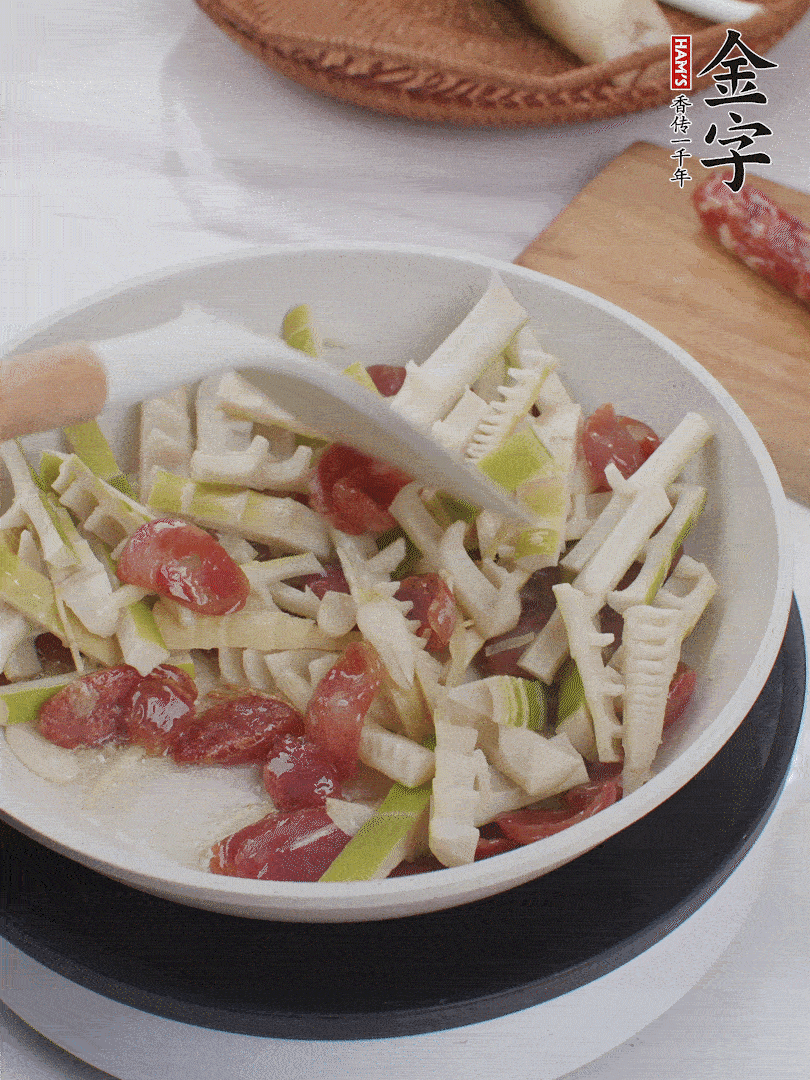 下春筍翻炒均勻，一小撮鹽調(diào)味。