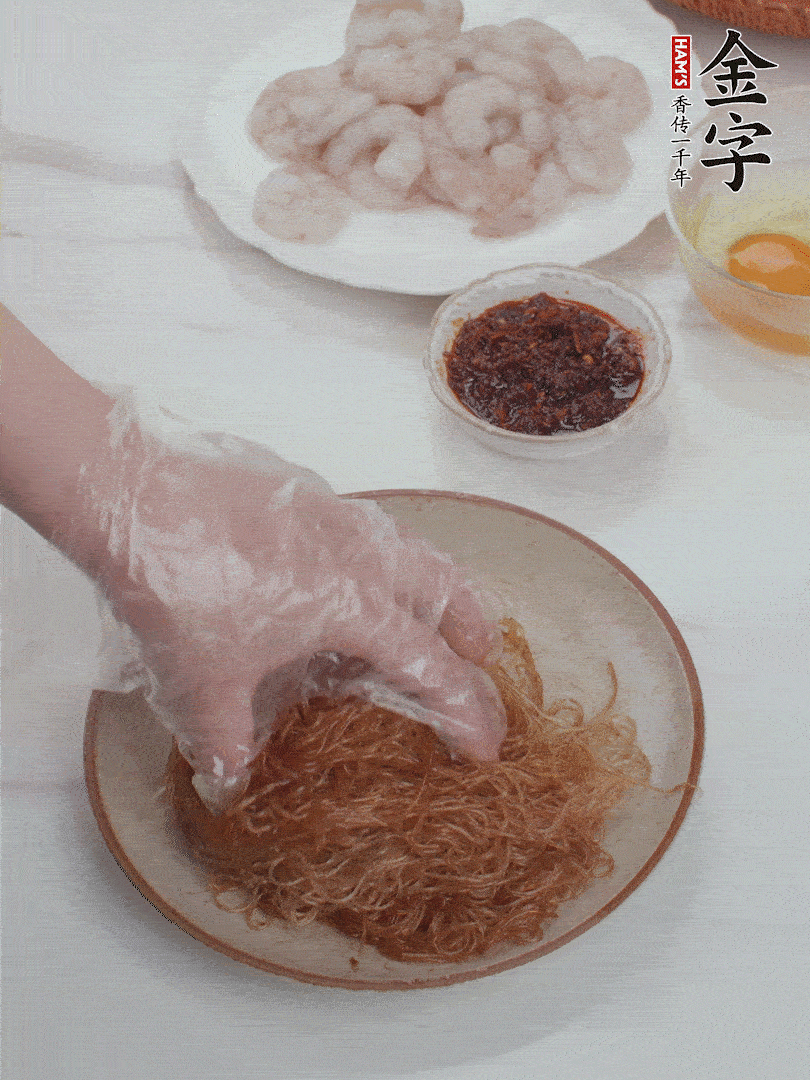 粉絲泡軟后，入沸水煮10秒，撈出后加1/2勺老抽、1/2勺食用油挑松。