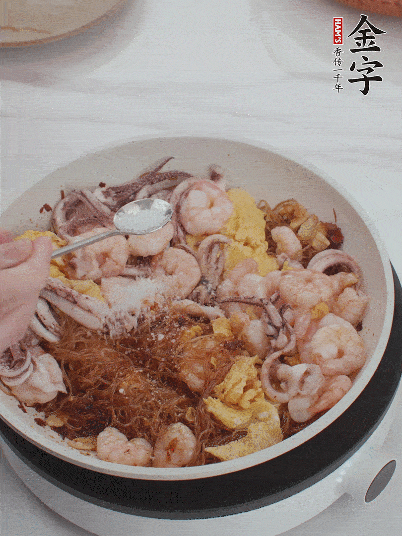 加雞蛋，蝦仁，魷魚混合。