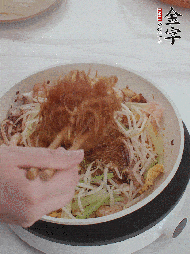 放焯好水的香芹、豆芽翻炒挑松。