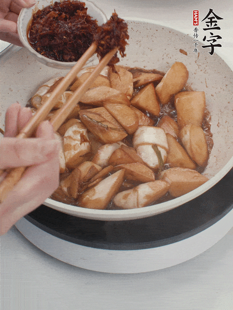 湯汁收濃，加金字火腿XO醬翻炒均勻。