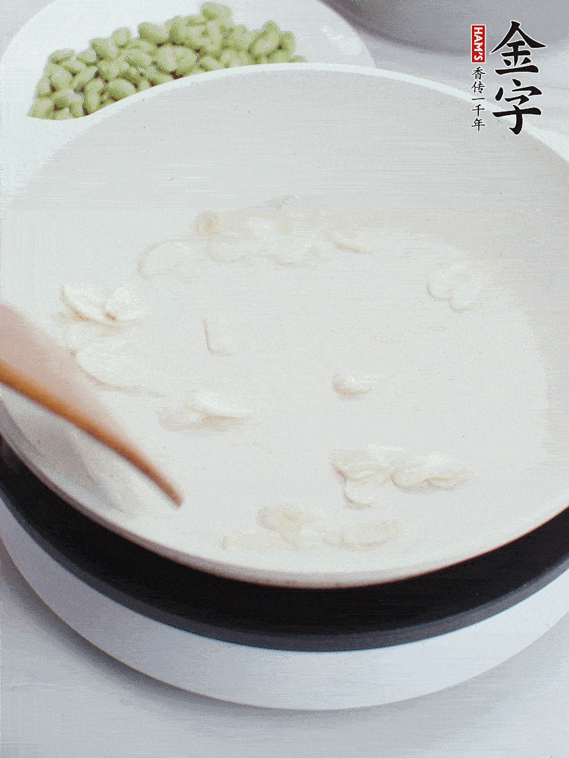 金字淡咸肉煮15分鐘，撈出切片。油5成熱時(shí)，蒜末、咸肉爆香。