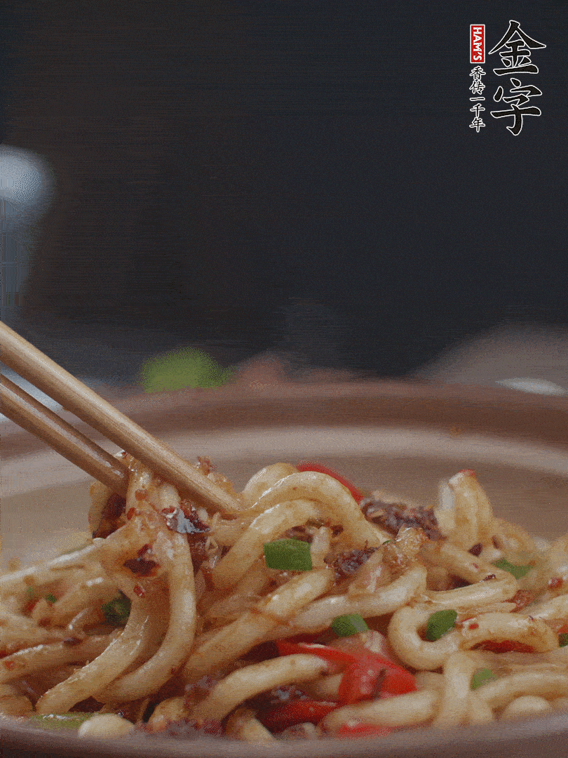 一小撮鹽調(diào)味。最后可以點(diǎn)綴香蔥段。