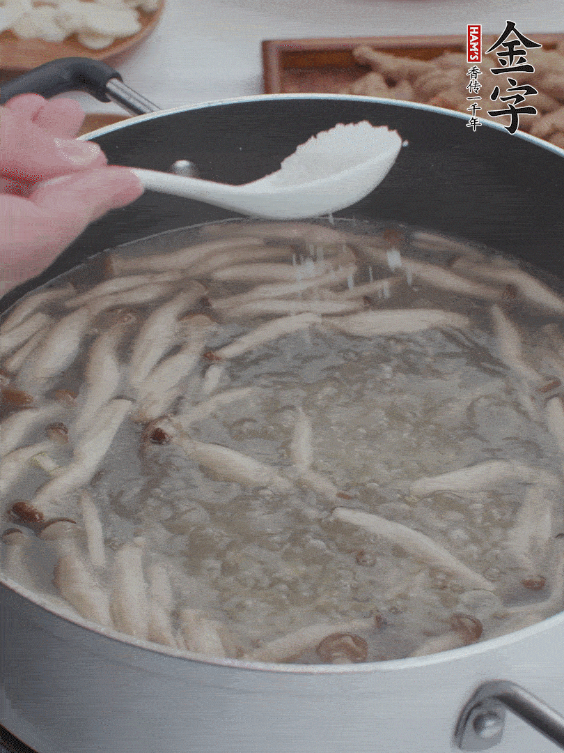 1勺鹽、一點(diǎn)胡椒粉調(diào)味。