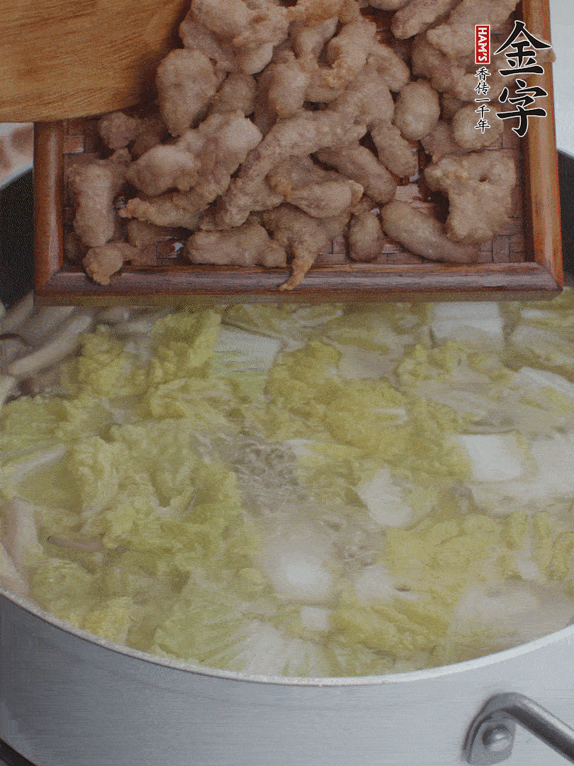 水開后煮10分鐘，下娃娃菜、小酥肉煮3分鐘。