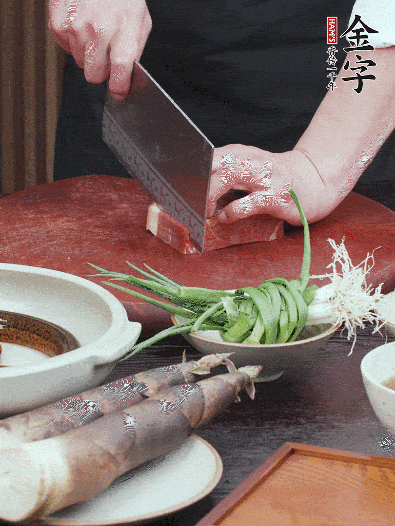 金字火腿切片；姜切片。