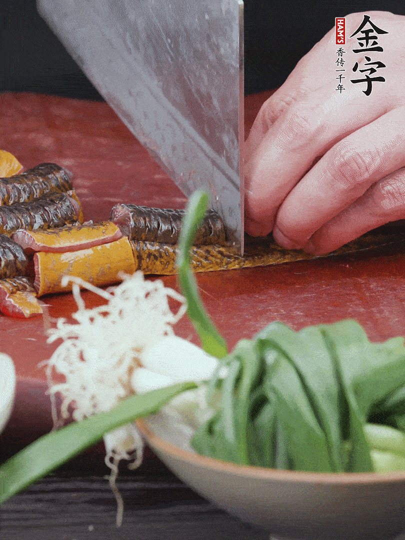 黃鱔去內(nèi)臟洗凈，切花刀斬段。沸水下鍋，加黃酒焯水去血沫。