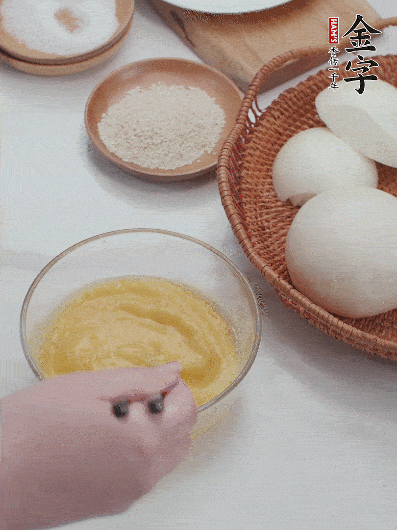 2個雞蛋加入1小勺鹽、1/2小勺胡椒粉打散。