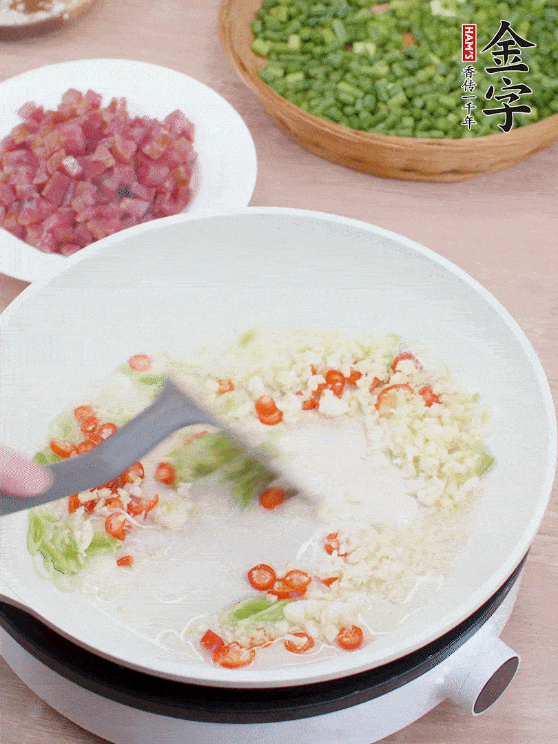 鍋中熱油，蔥姜蒜、小米辣煸香。