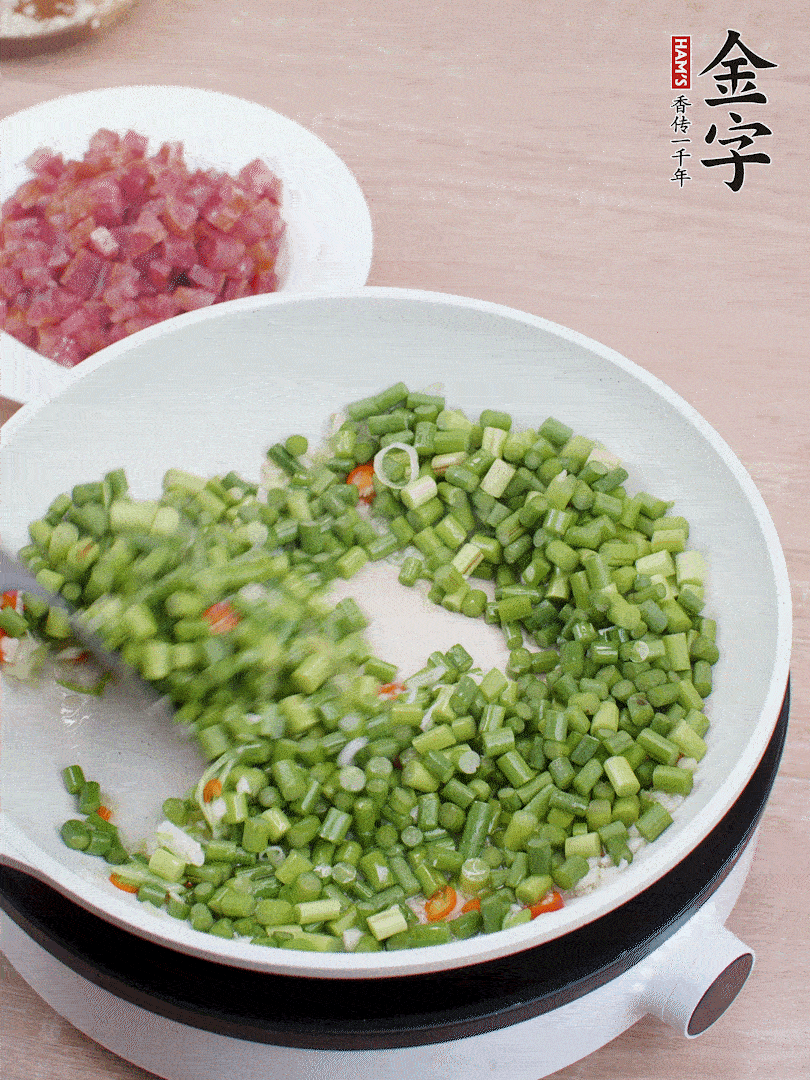 下蒜苔丁、一點鹽翻炒。